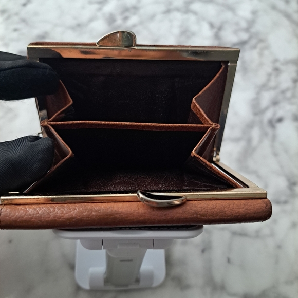 Burberrys wallet with kiss lock coin - Picture 5 of 14